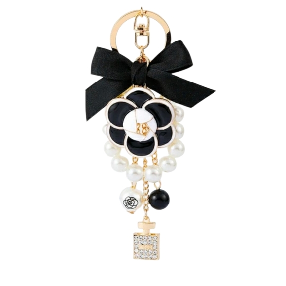 Accessories - new fashion Traditional Luxury Accessory pearl and Rhinestone Keychain Clover